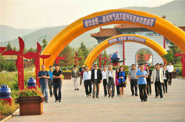 中國北極冰藍(lán)莓酒莊  藍(lán)莓主題雕塑施工制作 (3)